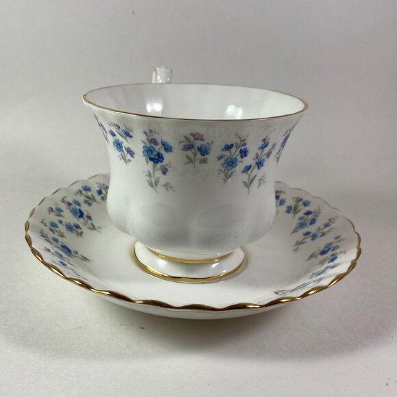Inspiring Royal Albert "Memory Lane" teacup and saucer set - Picture 6 of 10